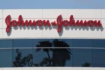 Covid, Johnson & Johnson sospende sperimentazione vaccino